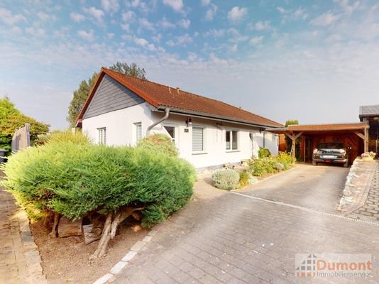 Haus mit Einfahrt und Carport