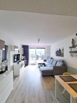 Wohnzimmer mit Zugang zum großen Balkon 