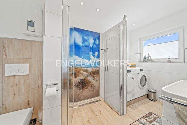 Badezimmer mit ebenerdiger Dusche