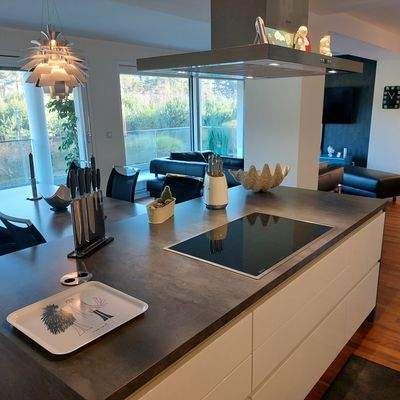 Kochinsel, Arbeitsfläche und Abzugshaube