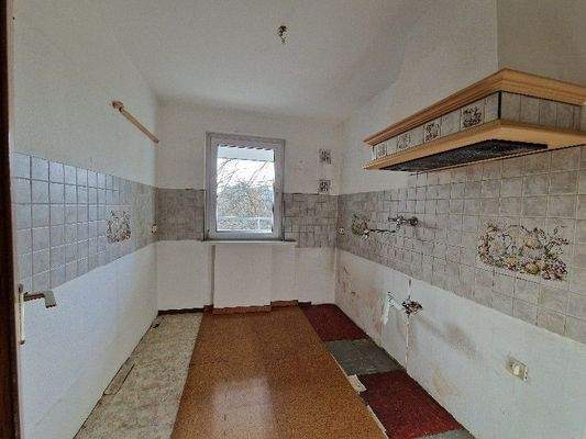 Leere Küche mit Fenster