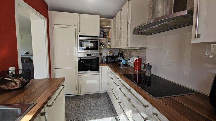 Küche mit Einbauküche