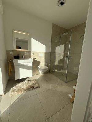 Badezimmer mit Null-Schwellen-Dusche