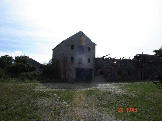 Hof mit Gebäuden.jpg