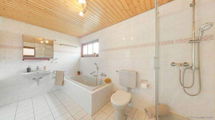 Tageslichtbad mit Dusche und Wann (KI-generiert) 