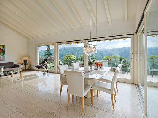 Lichtdurchfluteter Essbereich mit Zugang und Blick nach draußen
