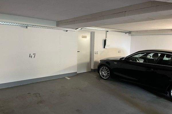 3 Tiefgaragenstellplätze (2 davon nutzen E-Ladestation); eigener Kellerzugang