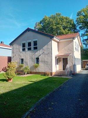 Hausansicht mit Vorgarten und Zufahrt.jpg