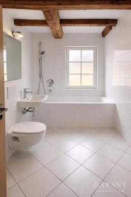 Tageslichtbad m. Wanne u. WC