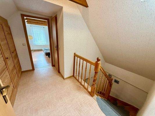 Flur mit Treppe und Zimmer