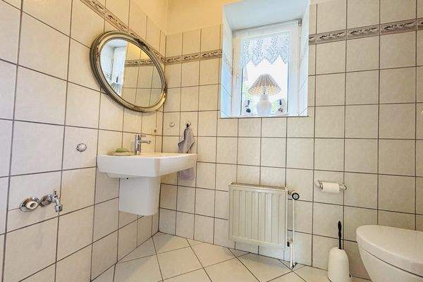 Gäste WC mit Waschmaschinenanschluss