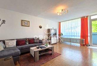 Großes lichtdurchflutetes Wohnzimmer