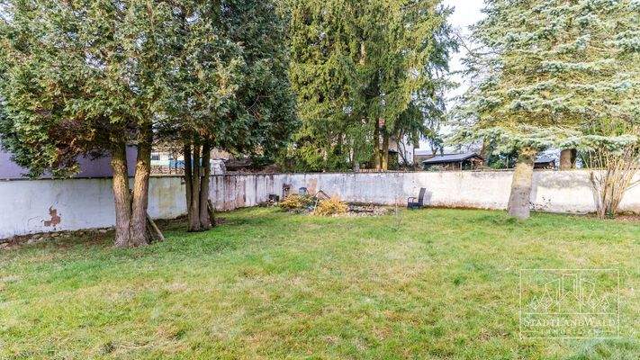 Garten mit kleinem Teich