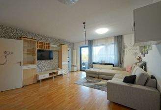 Mit Zugang zum Balkon und Küche