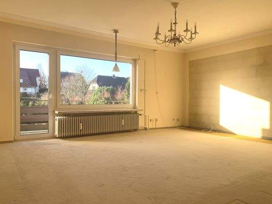 geräumiges Wohnzimmer mit Balkon