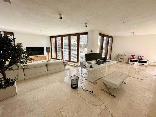 großes und sehr helles Wohnzimmer