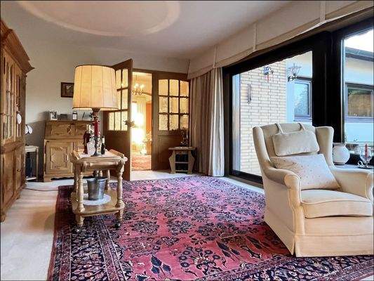 Wohnzimmer mit großen Fensterflächen