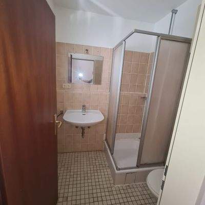 Duschbad mit Fenster.jpg