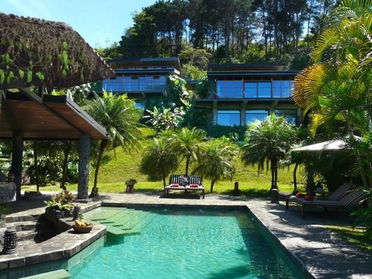 Pool und Hausansicht