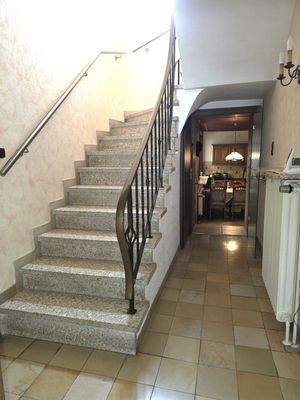 EG Flur Treppe zum OG Bild 1.jpg