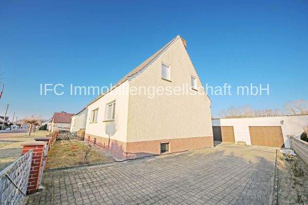 Hausansicht / Zufahrt