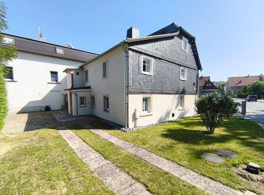 Haus Seiteneinfahrt und Rückseitenansicht