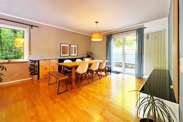 großzügiges Esszimmer