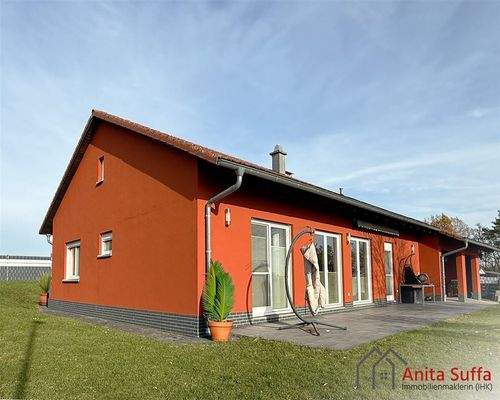 Hausvorderseite mit Terrasse