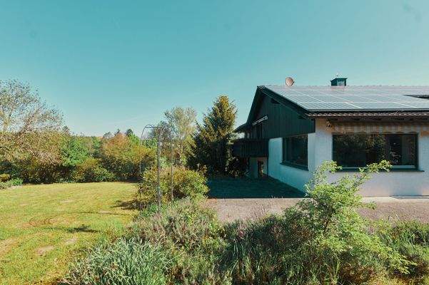 Objektansicht mit Terrasse und Garten 