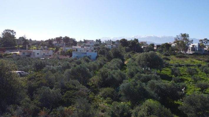 Kreta, Kampani: Ruhiges Grundstück in Akrotiri mit Bergblick zu verkaufen
