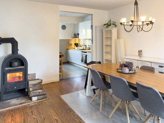 5. Blick vom Essbereich in die Küche.jpg