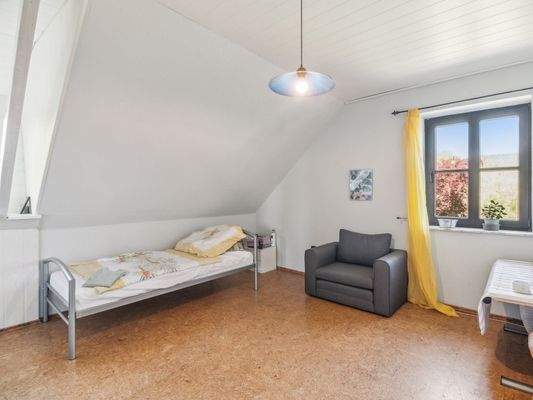 eines der schönen Zimmer im Dachgeschoss