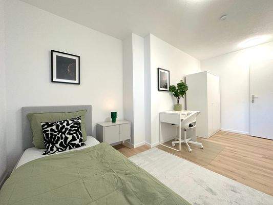 Helles Schlafzimmer mit Balkon