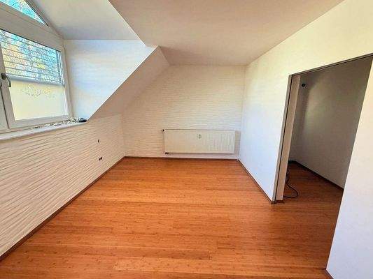 SCHLAFZIMMER MIT ANKLEIDE 