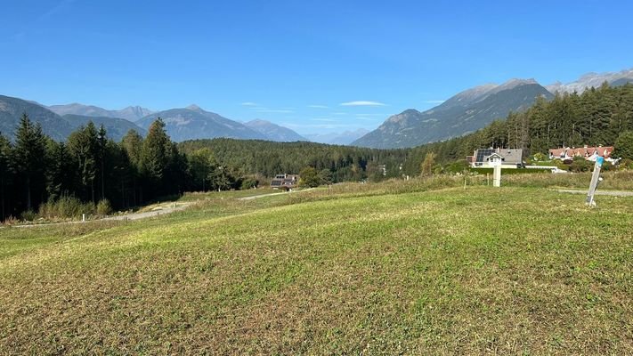 Blick auf Wälder und Berge