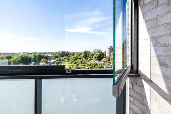 Balkon-Terrase mit Wintergartenverglasung (zum Öffnen)