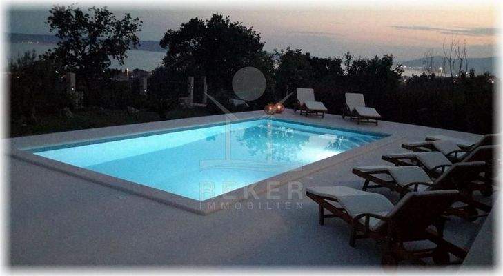 Ein Pool ziert das bewundernswerte Exterieur