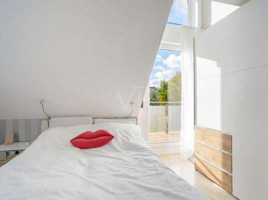 Schlafzimmer mit Balkonzugang