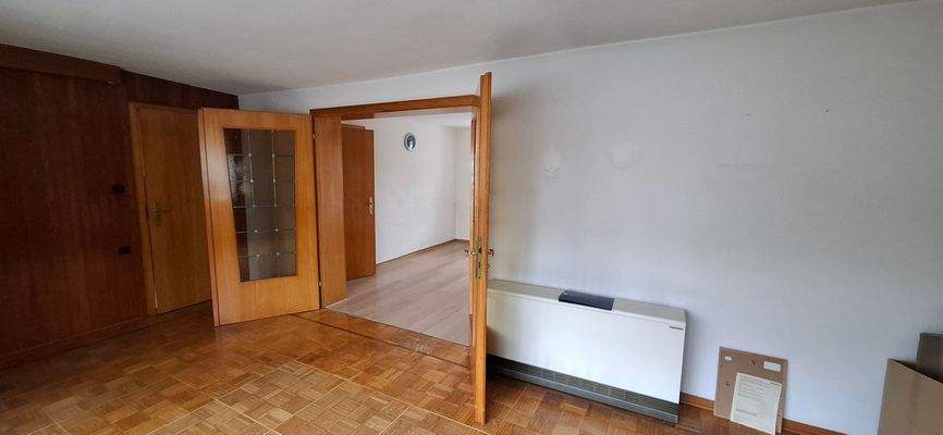 Haus 43_EG. Wohnzimmer mit großer Zwischentüre zum Esszimmer