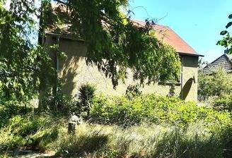 Wohnhaus auf Grundstück mit schönem Baumbestand.jpg