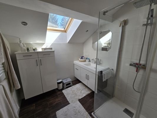 Bad mit Dusche (DG)
