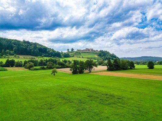 Wiesengrundstücks mit Ausblick