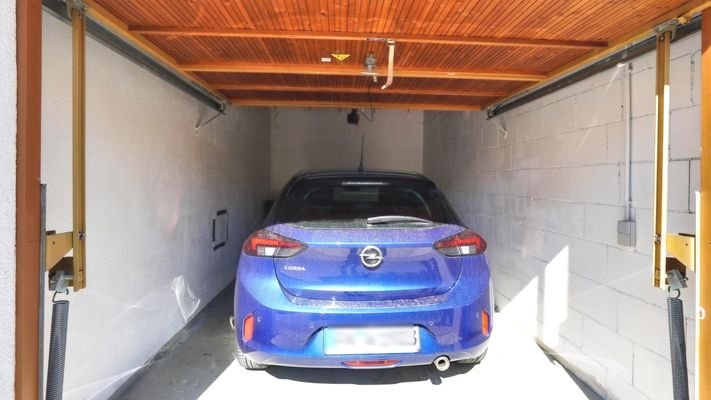 Garage mit elektr. Torantrieb