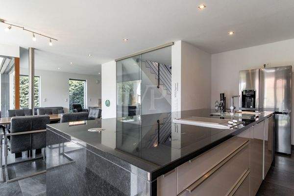 Küche mit Blick in den Wohn-/Essbereich 