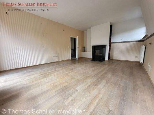 Wohnzimmer mit Blick zum Kamin 