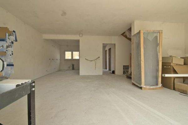 Wohn- Esbereich mit Blick zur offene Küche und Flu