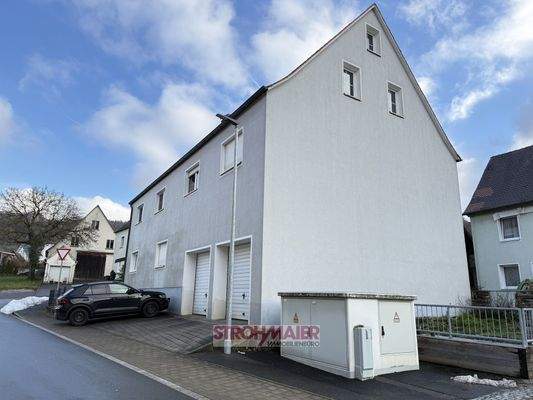 Straßenansicht mit Garagen