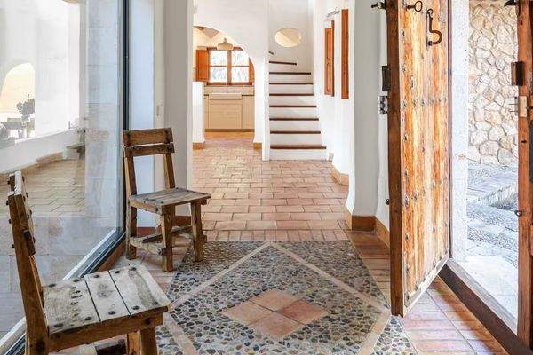 Eingangsbereich mit Steinboden