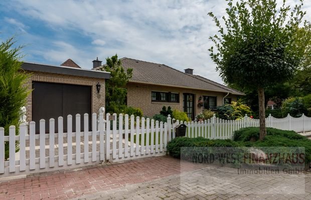 Strassenansicht mit Garage