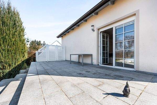 große, gartenseitige Terrasse